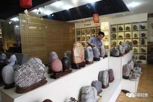在奇石市場里，為什么他們的生意是最好的？