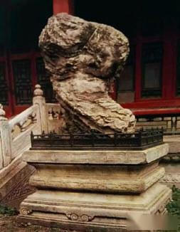 御花園三奇石是哪三種_御花園奇石是什么材質_御花園的石頭